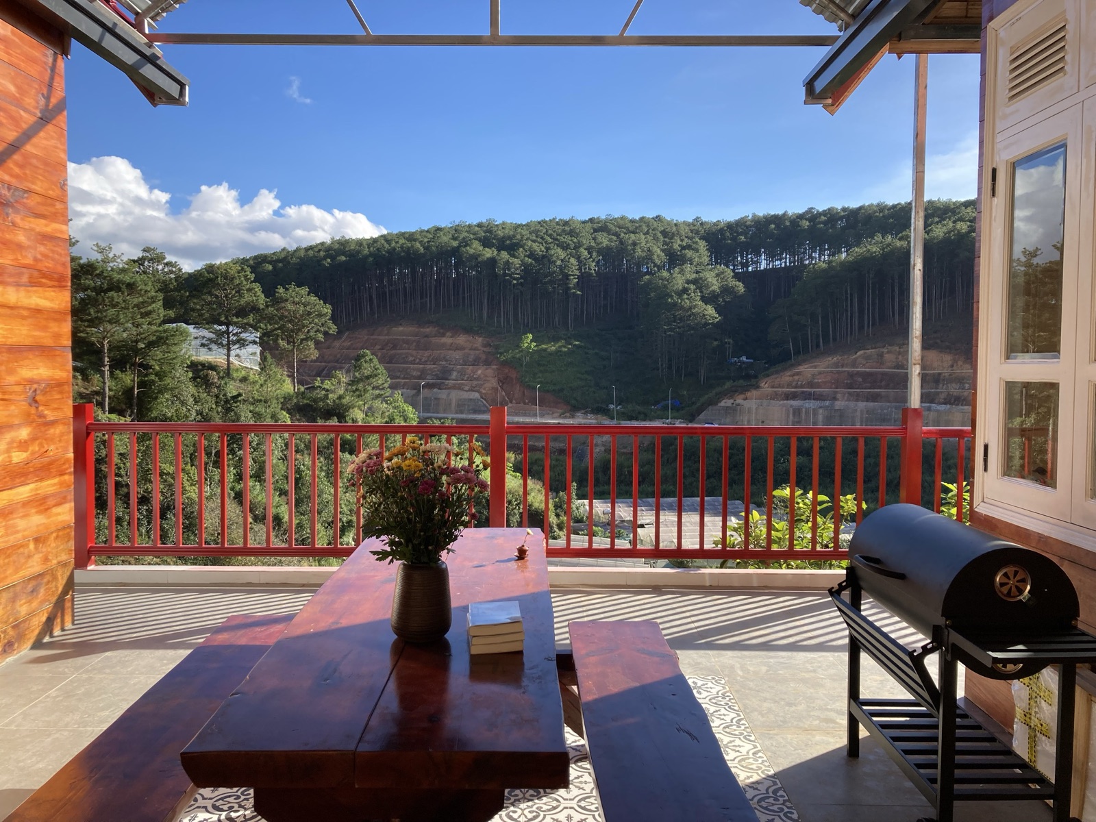 Khu BBQ ngoài trời nhìn ra rừng thông