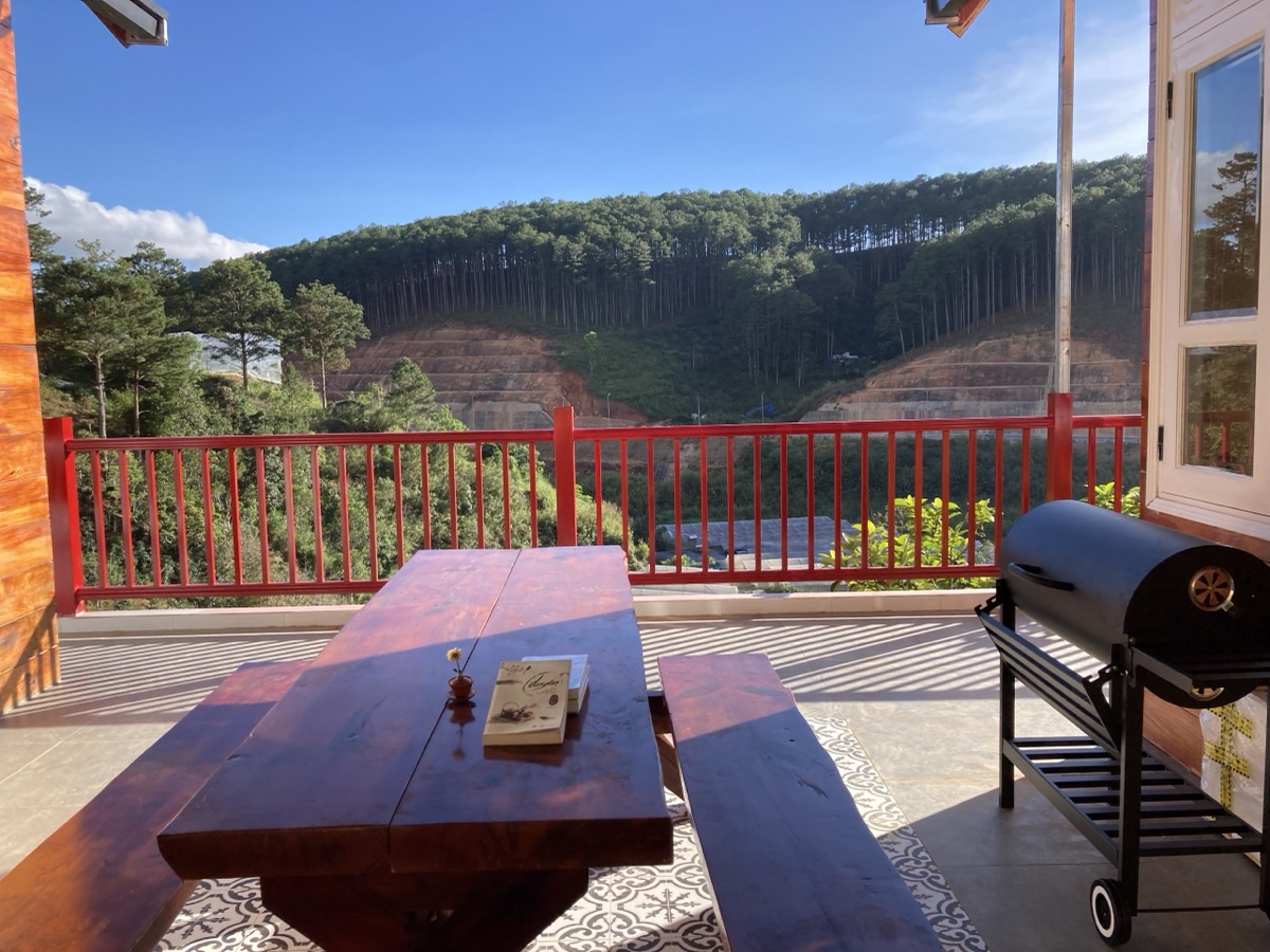 Bàn BBQ ngoài trời view đồi thông Đà Lạt